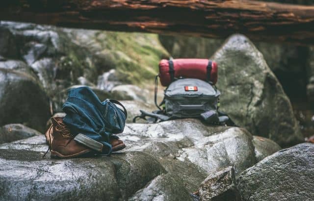 strapping sleeping bolsa to backpack